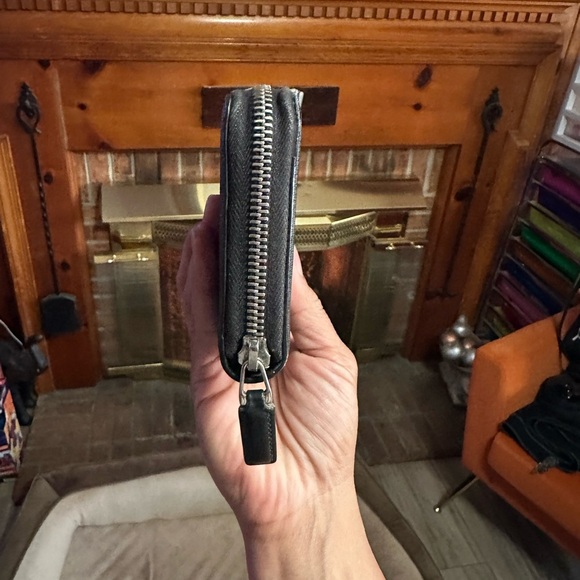 Authentic!!! Gucci Black and Red Wallet - Picture 3 of 9